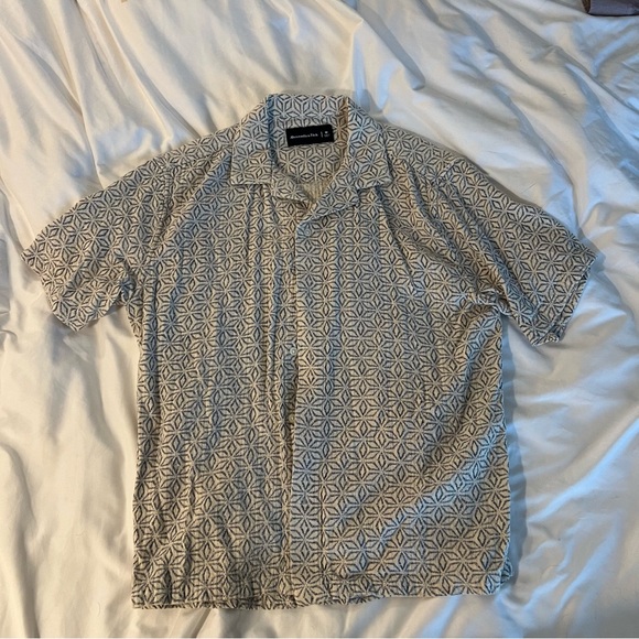 Men’s Abercrombie Medium Geometric Short Sleeve Button-Down Shirt - Picture 1 of 4